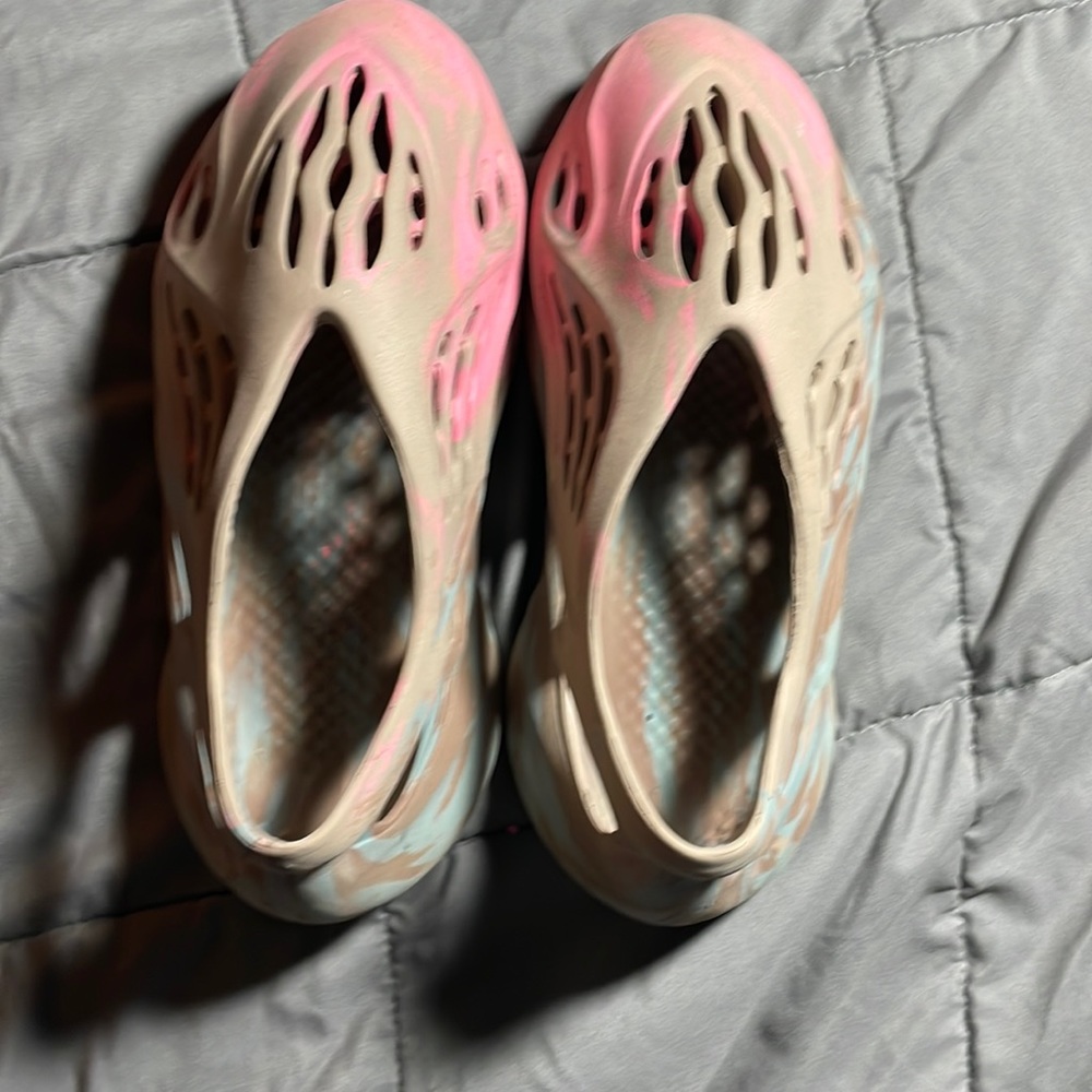 Max grey sand foam runners